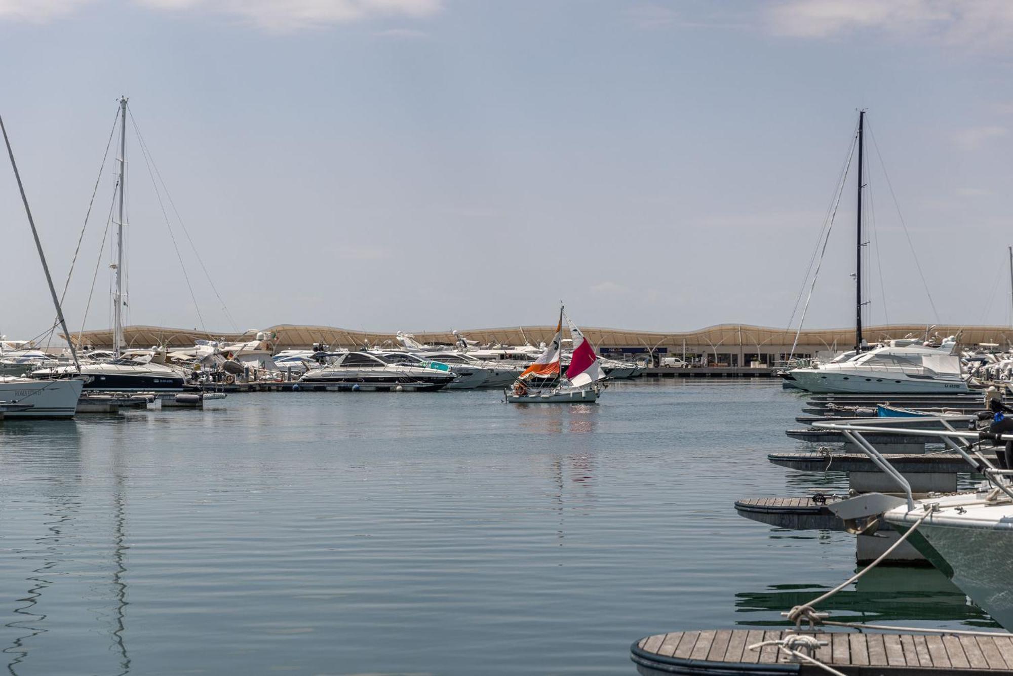 מלון מנפרדוניה Marina Del Gargano Houseboat מראה חיצוני תמונה