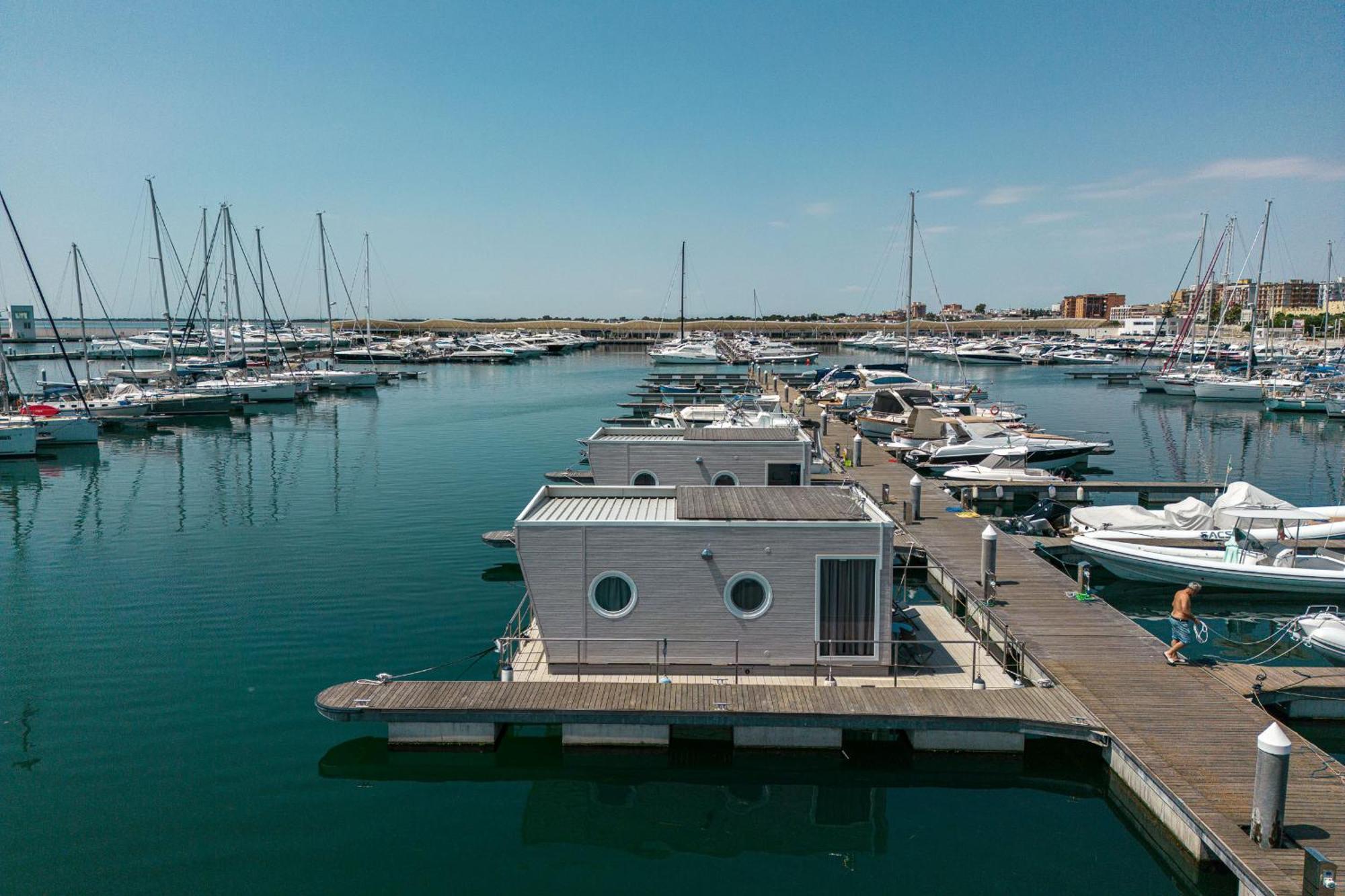 מלון מנפרדוניה Marina Del Gargano Houseboat מראה חיצוני תמונה