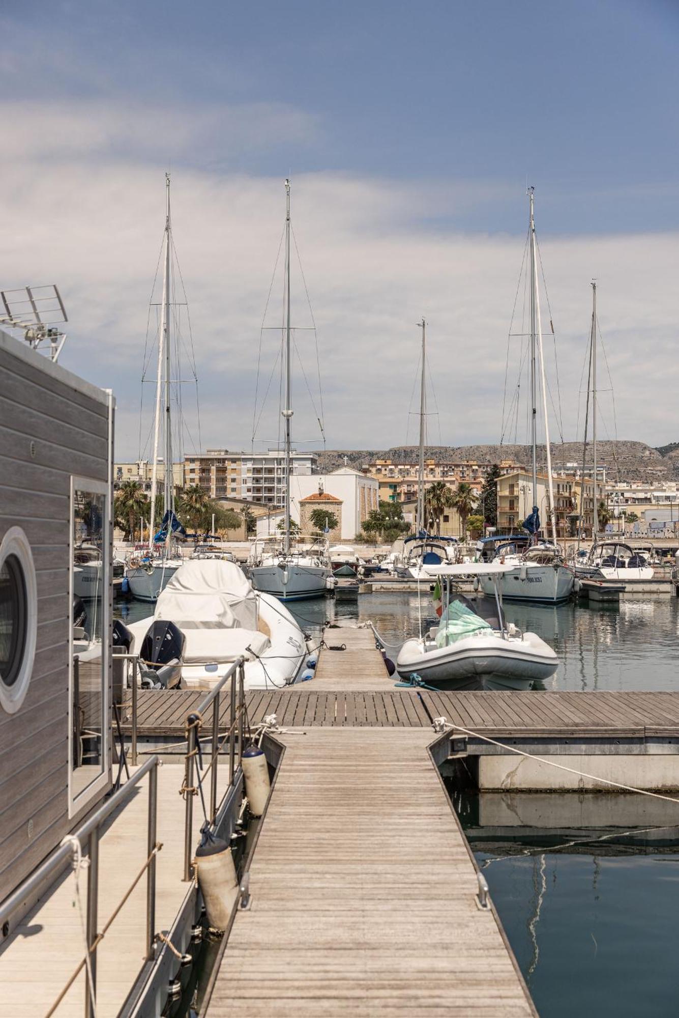 מלון מנפרדוניה Marina Del Gargano Houseboat מראה חיצוני תמונה