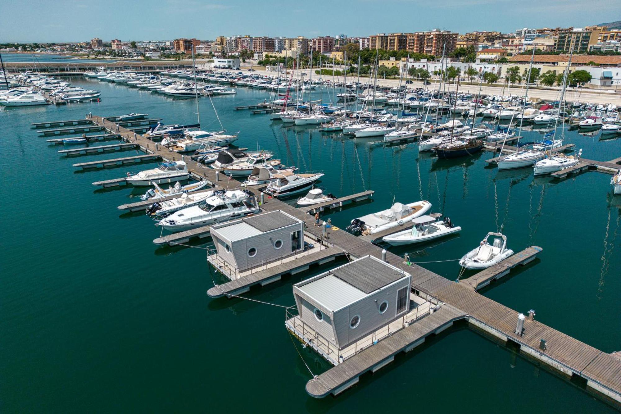 מלון מנפרדוניה Marina Del Gargano Houseboat מראה חיצוני תמונה