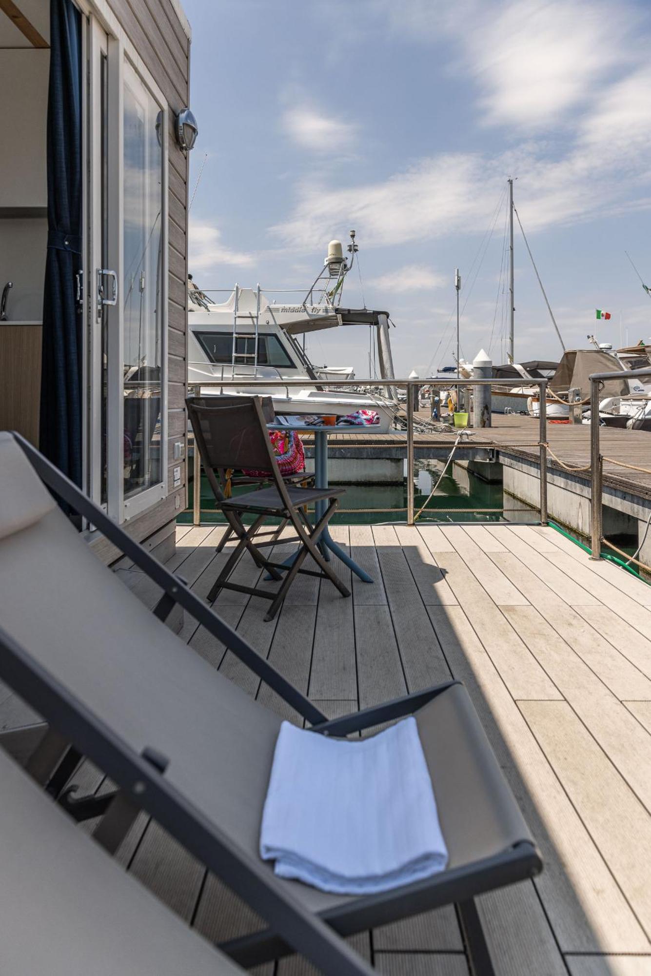 מלון מנפרדוניה Marina Del Gargano Houseboat מראה חיצוני תמונה